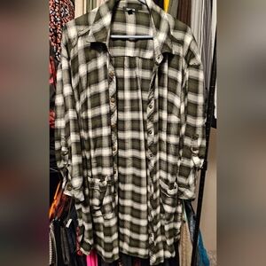 EUC Torrid Olive/White Plaid Tunic Length Lightweight Snap Front Shacket Sz 1